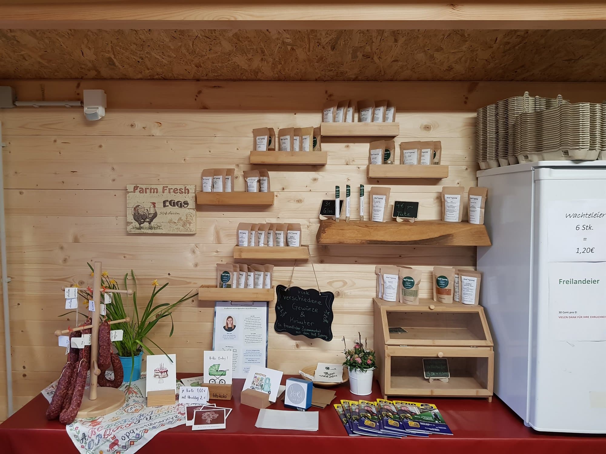 Regal im Verkaufshaus mit Marmeladen, Gewürzen und Hofprodukten