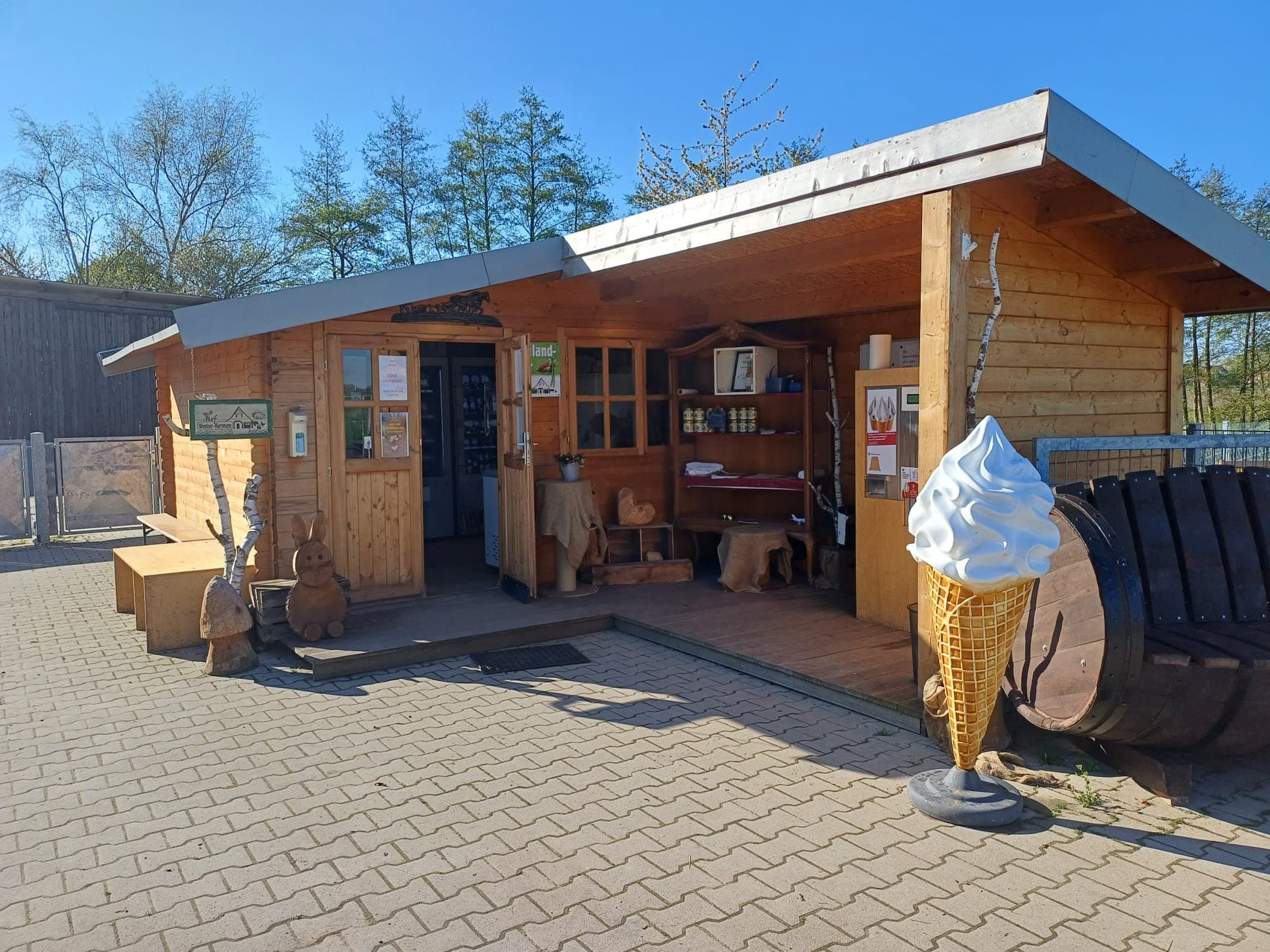 Das hölzerne Verkaufshaus von Hof Wember-Mersmann an einem sonnigen Tag